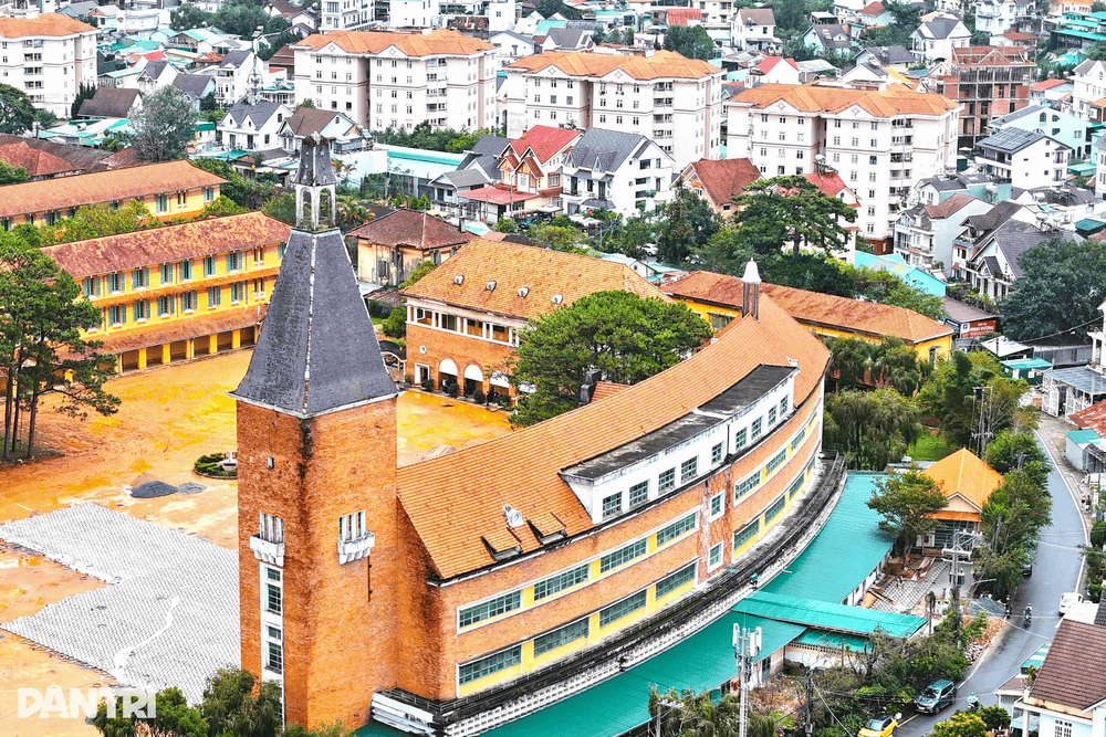 Trường Cao đẳng Sư phạm Đ&agrave; Lạt nổi bật với d&atilde;y giảng đường h&igrave;nh v&ograve;ng cung v&agrave; lối kiến tr&uacute;c gạch đỏ mang đậm dấu ấn ch&acirc;u &Acirc;u (Nguồn: B&aacute;o D&acirc;n tr&iacute;)